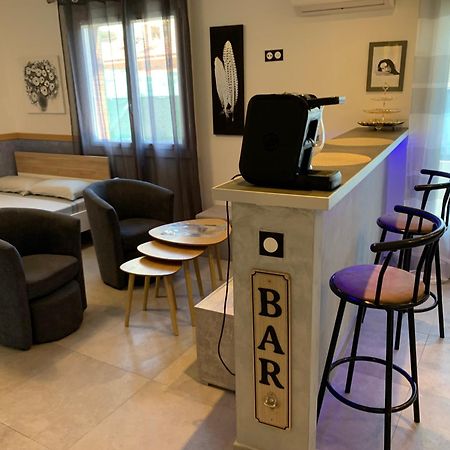 Grand Studio Tres Agreable Avec Bar, Cuisine Et Terrasse Cagnes-sur-Mer Bagian luar foto