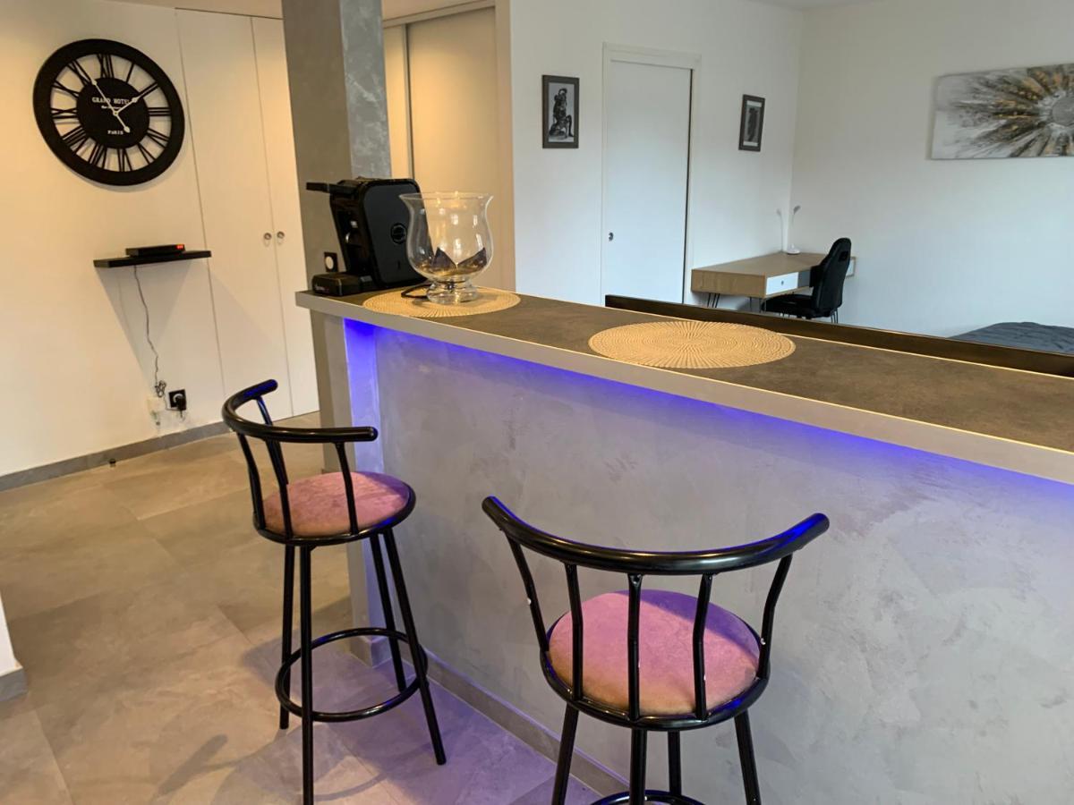 Grand Studio Tres Agreable Avec Bar, Cuisine Et Terrasse Cagnes-sur-Mer Bagian luar foto