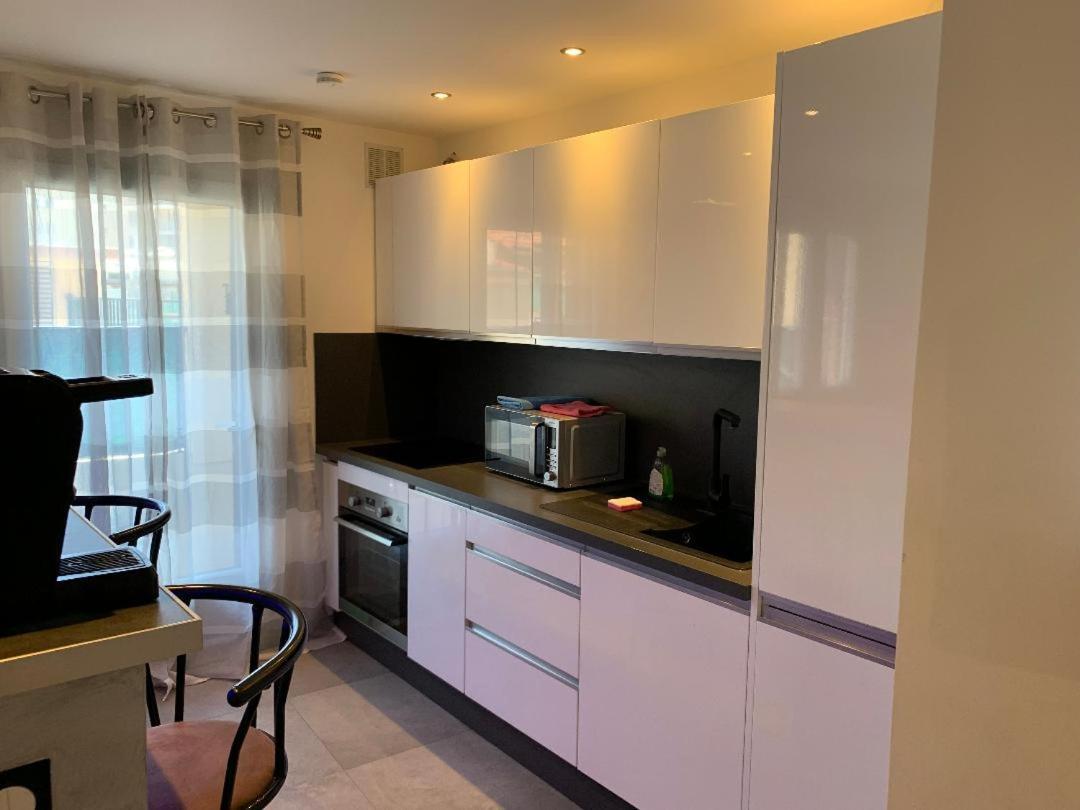 Grand Studio Tres Agreable Avec Bar, Cuisine Et Terrasse Cagnes-sur-Mer Bagian luar foto