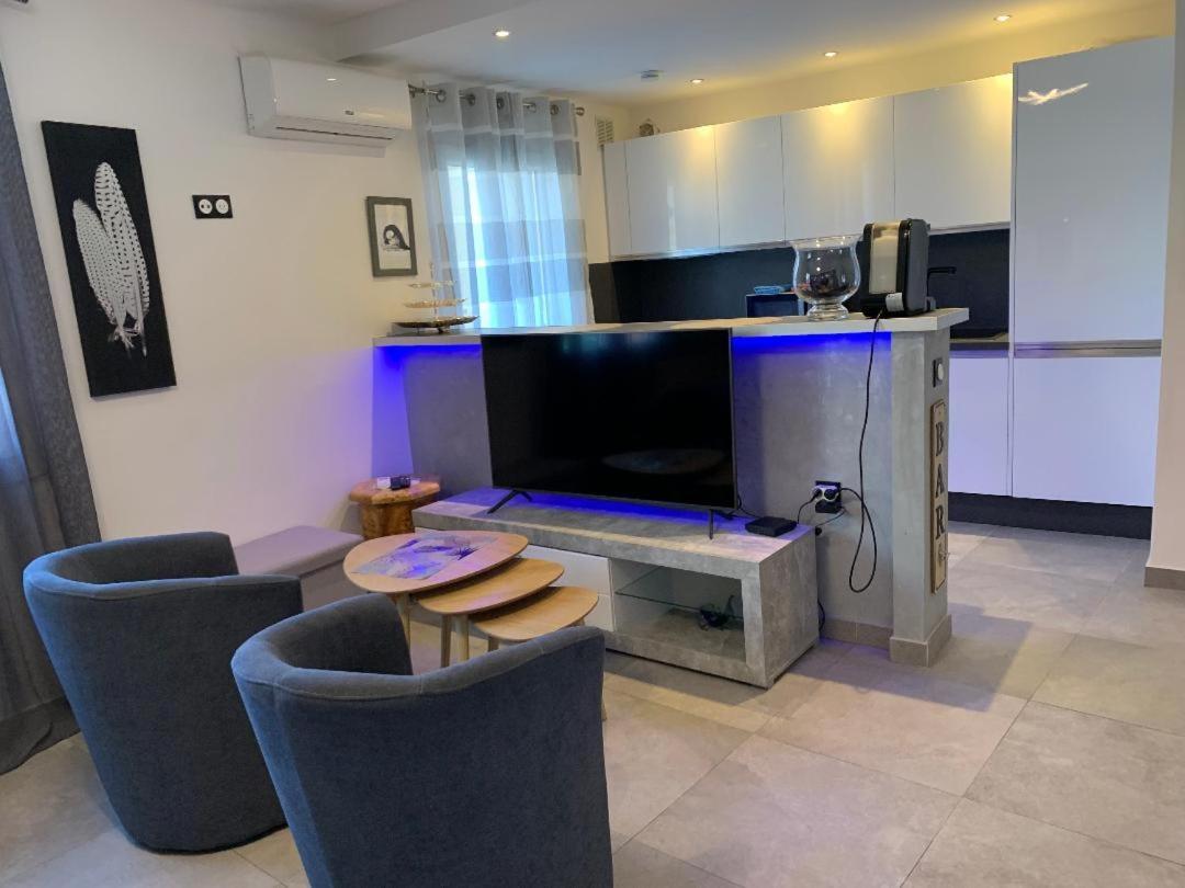 Grand Studio Tres Agreable Avec Bar, Cuisine Et Terrasse Cagnes-sur-Mer Bagian luar foto