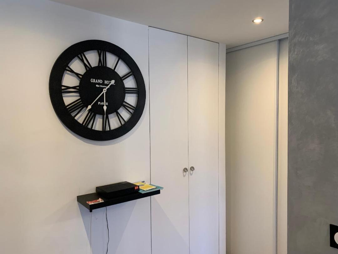Grand Studio Tres Agreable Avec Bar, Cuisine Et Terrasse Cagnes-sur-Mer Bagian luar foto